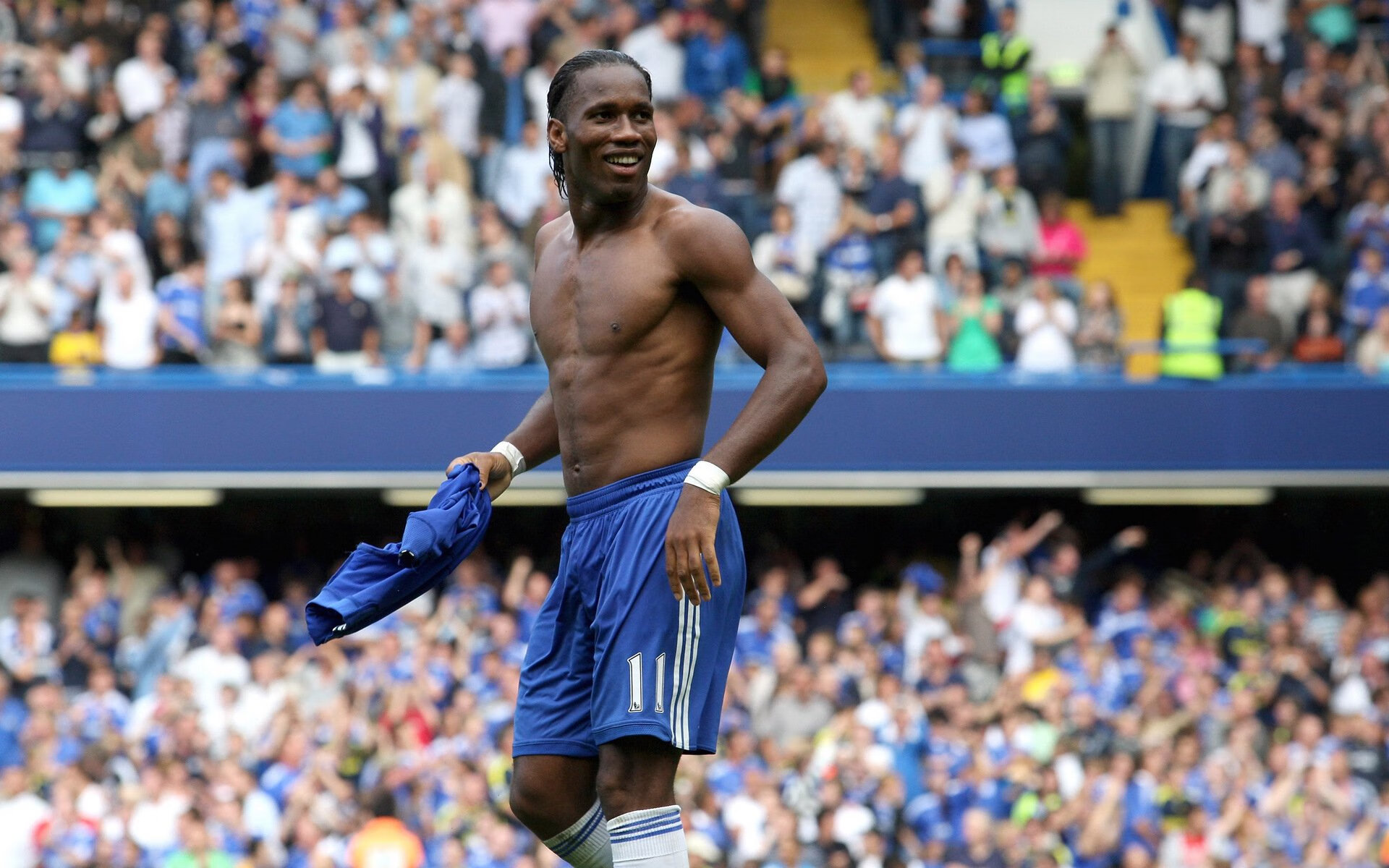 日本队在赛场上取得胜利，日本队获得什么金牌